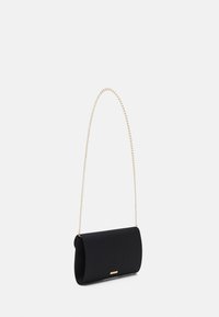 Geantă clutch neagră cu o formă curbată, fabricată dintr-un material fin. Dispune de o curea de aur și un mic accent auriu în față.