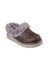 Zueco de cuero marrón sin cordones con un cuello de piel sintética gris, que presenta una parte superior texturizada, una suela acolchada y un sutil detalle de costura.