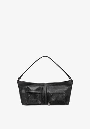 Czarna skórzana torba na ramię o smukłym designie, z dwoma zewnętrznymi kieszeniami na zamek błyskawiczny oraz krótkim paskiem do noszenia. Teksturowane wykończenie.