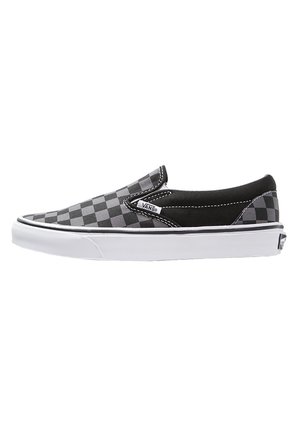 Zapatilla Vans slip-on con estampado de cuadros negros y grises, suela de goma blanca y etiqueta con el logo en el lateral, mostrada desde el lado exterior.
