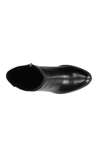 Stivale alla caviglia in pelle nera con una superficie liscia, punta affusolata e chiusura con zip sul lato. L'interno sembra morbido e privo di rivestimento.