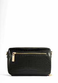 Czarna torebka z faux krokodylej skóry z zamkiem błyskawicznym, złotymi akcentami i przednią kieszenią. Prostokątny kształt, gładka tekstura.