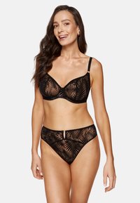 Czarny koronkowy stanik i dopasowane majtki z wysokim stanem mają wzór liści oraz przezroczysty materiał. Stanik ma regulowane ramiączka i dekoracyjne elementy.