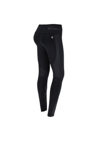 Leggings de sport noirs avec une taille haute, texture lisse, design à panneaux et accents réfléchissants. Adaptés à diverses activités physiques.