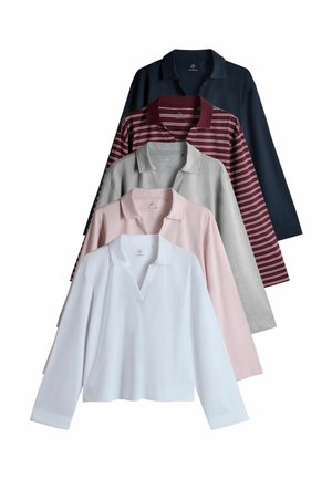 Fünf langärmlige Poloshirts in Weiß, Pink, Grau, Weinrot mit weißen Streifen und Marineblau, übereinander angeordnet und vertikal gestapelt.
