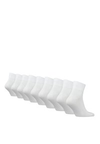 Hvide ankelstrømper i en pakke med ti. Hver strømpe har en ribbet manchet, glat overflade og sømløst tådesign for komfort.
