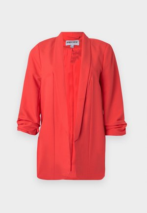 Blazer corail à ouverture devant, avec manches trois-quarts froncées, col à revers cranté, et tissu lisse de la marque Pieces.