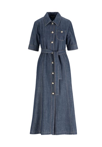 Farmerruha rövid ujjakkal, gombos elülső résszel, övvel a deréknál, mellkasi zsebbel és kontrasztos varrással sötétkék színben.