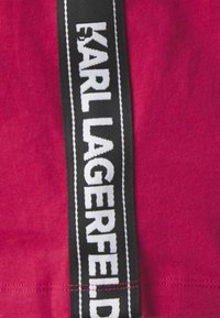 KARL LAGERFELD LOGO TAPE - Apdrukāts T-krekls - persian red