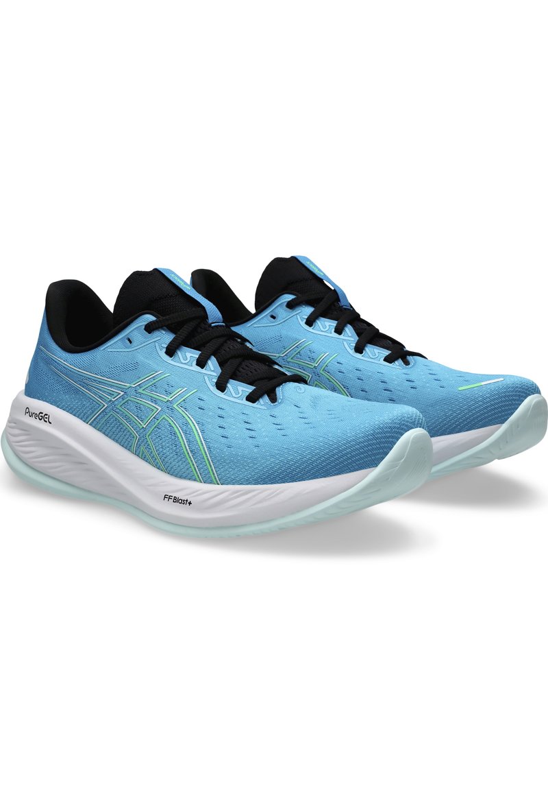 Scarpe da corsa azzurro chiaro con accenti neri, tomaia texturizzata, lacci sottili e marchio visibile sulla suola. Design elegante e aerodinamico.