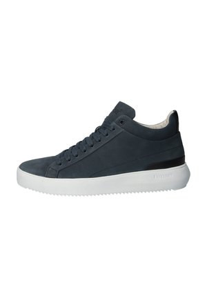 Zapatillas de ante gris oscuro con suela de goma blanca, punta redondeada y cordones en tono. Presenta un acento negro en el talón y un logo en la lengüeta.