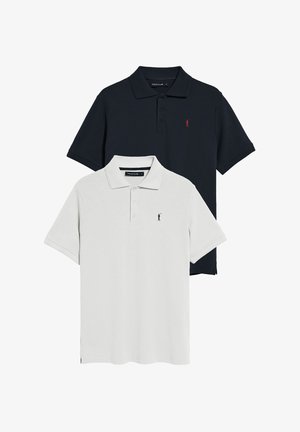 To polo-shirts, en sort og en lys grå, begge med krave, korte ærmer og broderet logo på brystet.