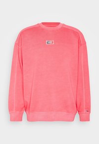 Sudadera de algodón rosa con mangas largas, cuello redondo acanalado y logotipo centrado en el pecho. Presenta un acabado texturizado y un corte holgado.