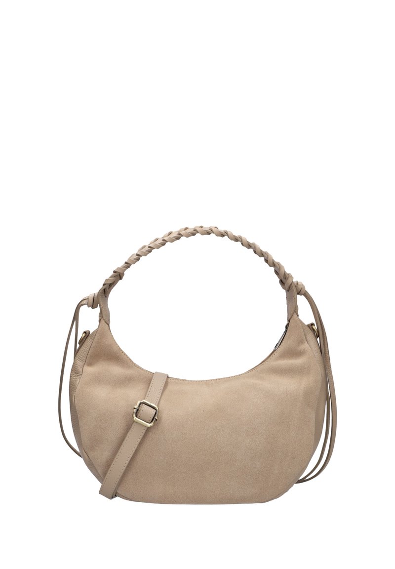 Beige suède schoudertas met een gevlochten handvat en verstelbare gesp, met een afgeronde, halve maanvorm.