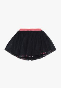 Czarna spódniczka tutu z błyszczącym tiulem, różowym elastycznym pasem w talii oraz wielokolorowymi kropkami konfetti wzdłuż dołu.