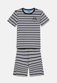Set di pigiama a righe con maniche corte in grigio, nero e blu. La maglietta presenta una piccola tasca e l'anno "1997" stampato. Tessuto morbido.