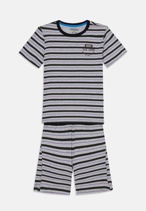 Raipe lühikeste varrukatega öösärk komplekt hallis, mustas ja sinises. T-särgil on väike tasku ja trükitud aasta "1997". Pehme kangas.