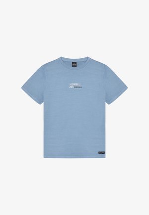 Jasnoniebieska bawełniana koszulka z krótkimi rękawami, okrągłym dekoltem i centralnym nadrukiem tekstowym w ciemniejszym odcieniu niebieskiego. Posiada metkę u dołu po lewej stronie.