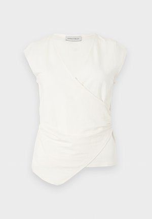 Weißes ärmelloses Wickeloberteil mit asymmetrischem Saum und leichter Drapierung, Marke Anna Field, vor einfarbigem Hintergrund dargestellt.