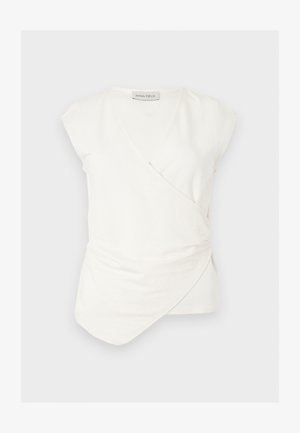 Top alb fără mâneci, în stil petrecut, cu tiv asimetric și ușoară draperie, etichetat Anna Field, prezentat pe fundal simplu.