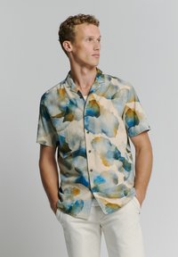 Korte mouw shirt met een aquarelprint in blauw, bruin en aardetinten, met een knoopsluiting en een notch kraag.
