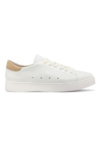 Weiße Leder-Sneaker mit strukturierten Oberflächen, einem beigen Wildleder-Fersenpatch, runder Zehenpartie, flacher weißer Gummisohle und perforierten Akzenten an der Seite.
