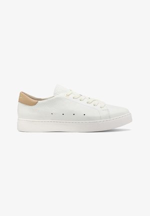 Białe skórzane sneakersy z teksturowaną powierzchnią, beżowym zamszowym wzmocnieniem na pięcie, okrągłym noskiem, płaską białą gumową podeszwą oraz perforowanymi akcentami po bokach.