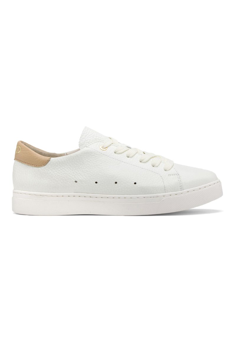 Weiße Leder-Sneaker mit strukturierten Oberflächen, einem beigen Wildleder-Fersenpatch, runder Zehenpartie, flacher weißer Gummisohle und perforierten Akzenten an der Seite.