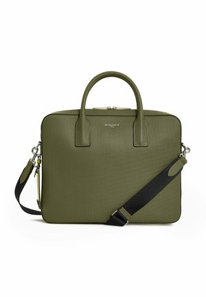 Borsa per laptop in verde oliva texture con due manici superiori, tracolla nera rimovibile e hardware argento. Presenta una chiusura con zip.