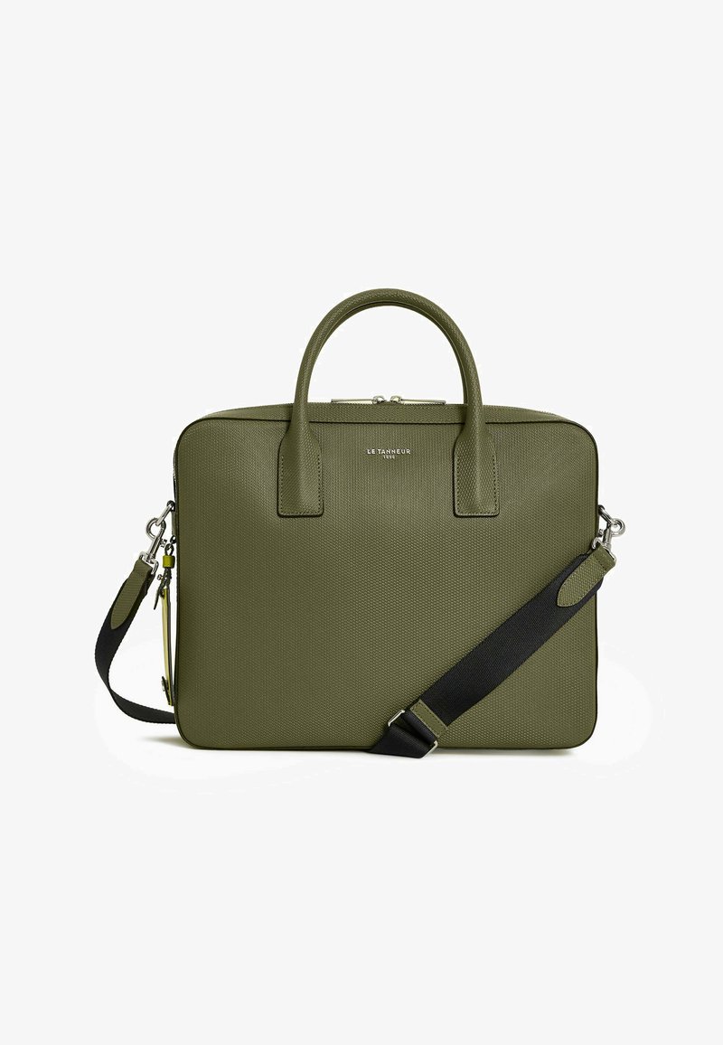 Sac à ordinateur portable texturé en vert olive avec deux poignées supérieures, une bandoulière noire amovible et des garnitures en argent. Il dispose d'une fermeture à glissière.