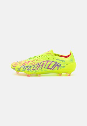 Scarpini da calcio giallo neon con un motivo testurizzato e dettagli rosa. Presentano la scritta audace "PREDATOR" e cinque tacchetti rosa sulla suola.