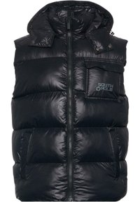 Schwarze Steppweste mit glänzender Oberfläche, hohem Kragen, Reißverschluss und zwei Fronttaschen. Mit einer gebrandeten Brusttasche und Druckknöpfen.
