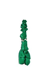 Grüne Handtasche aus Kunstleder mit einem gerafften Textur, einem gedrehten Griff und einem goldenen Hardwareakzent. Die Tasche hat eine skulpturale Form.