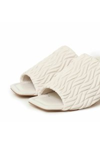 Witte schuursandalen met een getextureerd vlechtontwerp, platte zool, open teen en glad materiaal. Vierkante vorm, minimalistische afwerking.