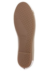 Suola in gomma tan con un motivo testurizzato, caratterizzata da accenti bianchi e branding. Taglia etichettata come 37. Design piatto adatto per un abbigliamento casual.