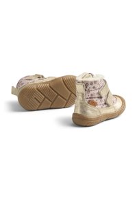 Arany bokacsizma virágmintás szövettel, tépőzáras pántokkal, puha béléssel és texturált gumitalppal. Virágminta rózsaszín és lila árnyalatokban.