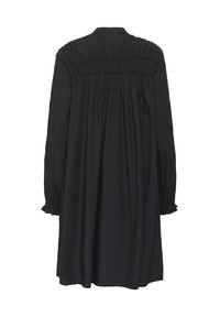 Robe noire à manches longues avec un corsage ajusté et des détails froncés. Tissu doux, coupe ample et poignets volants ; design minimaliste.