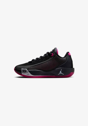 Zapatilla deportiva negra con detalles en rosa, parte superior de malla, paneles texturizados y suela de goma. Presenta un logo plateado y un diseño elegante.