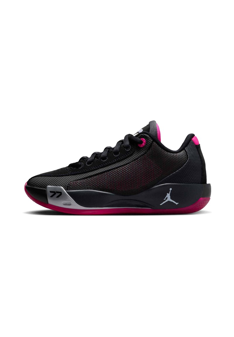 Zapatilla deportiva negra con detalles en rosa, parte superior de malla, paneles texturizados y suela de goma. Presenta un logo plateado y un diseño elegante.