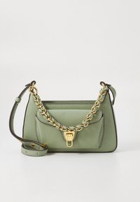 Žalia odinė rankinė su reljefiniu paviršiumi, auksine grandinėle-diržu, viršutine rankena, kišenė su skląsčiu ir stačiakampio forma. Įskaičiuojamas reguliuojamas peties dirželis.