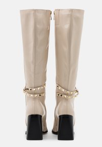 RAID Wide Fit Stivali con i tacchi - off-white
