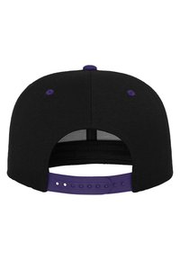 Cappello nero a visiera piatta con un bottone viola e cinturino regolabile in plastica sul retro. Presenta fori di ventilazione e una texture di tessuto solido.