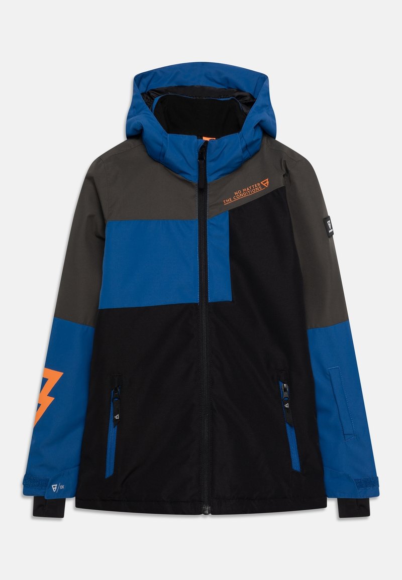 Veste enfant à blocs de couleurs bleu, noir et gris avec capuche, fermeture éclair à l'avant, poches zippées et slogan orange sur la poitrine et la manche.
