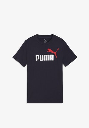 Tricou bleumarin cu mânecă scurtă, cu text alb "PUMA" și un logo puma roșu deasupra textului, centrat pe piept.