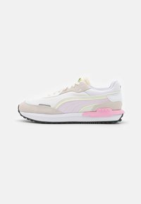 Sneaker bianca con pannelli in suede e rete in beige chiaro, rosa pastello e lilla. Presenta una suola in gomma e accenti a contrasto sul tallone.
