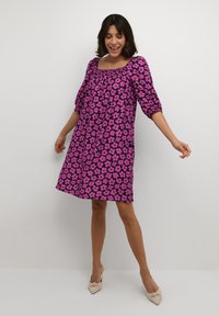 Blumengemustertes Kleid mit lila Hintergrund und pinken Blumen, quadratischem Ausschnitt und Puffärmeln. Glatter Stoff, knielanges Design.