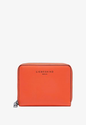 Pomarańczowy skórzany portfel na zamek błyskawiczny o gładkiej fakturze, z czarnym nadrukiem logo "LIEBESKIND BERLIN" na przodzie oraz srebrnymi elementami metalowymi.