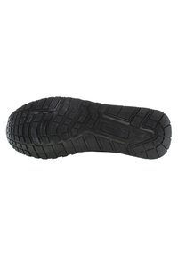 Suola di scarpa in gomma nera che mostra un motivo di battistrada testurizzato con profondità e forme variabili, progettata per trazione e durata.
