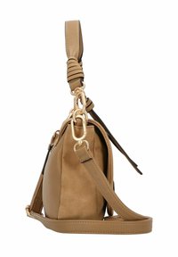 Braune Handtasche aus Kunstleder mit goldfarbener Hardware, kurzem geflochtenem Griff und abnehmbarem Schulterriemen. Mit Reißverschluss oben zu schließen.