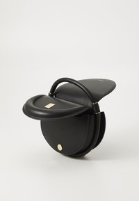 Sac en cuir noir avec un design de rabat incurvé, accessoires en or et une base ronde. Dispose d'une poignée supérieure pour le transport. Texture lisse.